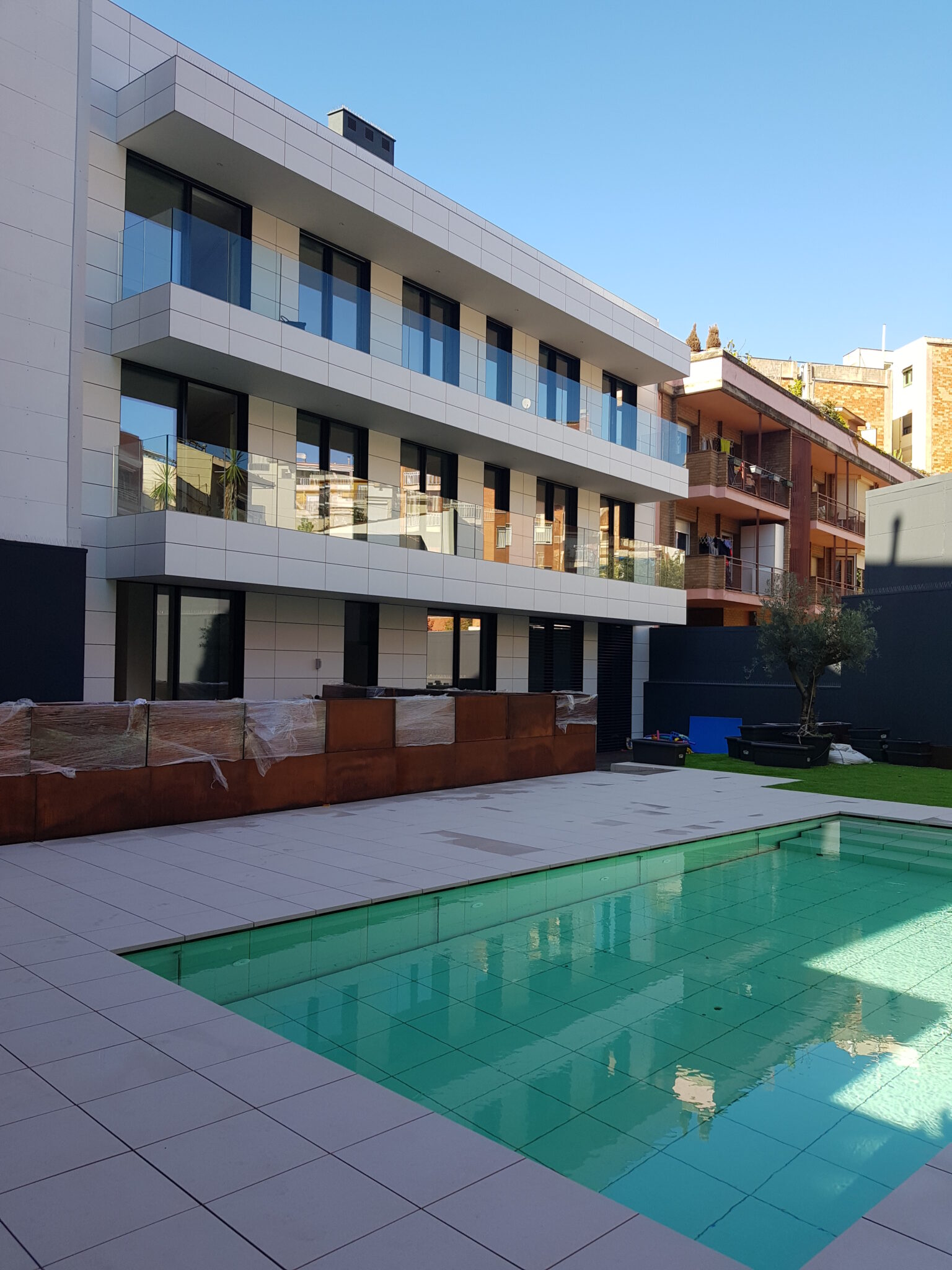 Edificio sobre carrer de Bonaplata